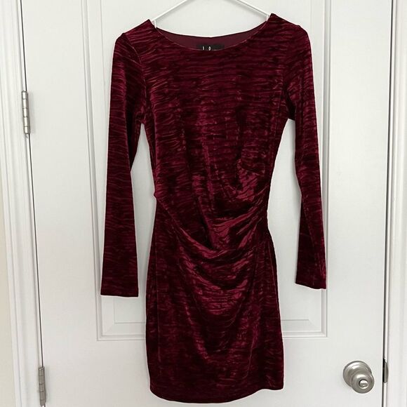 In a Gleam Burgundy Velvet Dress - Picture 2 of 7